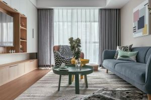 实现窗帘、墙色与家具的和谐共生